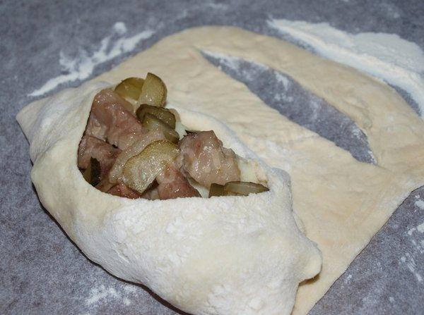 Шаг 3 приготовления Лодочки из слоеного теста с картофелем, мясом и огурчиками
