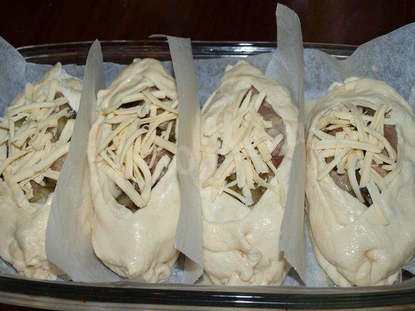 Шаг 4 приготовления Лодочки из слоеного теста с картофелем, мясом и огурчиками