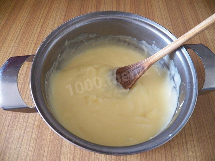 Шаг 13 приготовления Бисквитный торт Кудряшка со сливками клубникой и шоколадом