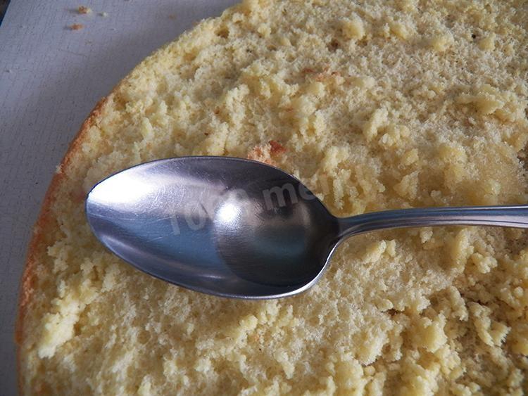 Шаг 20 приготовления Бисквитный торт Кудряшка со сливками клубникой и шоколадом