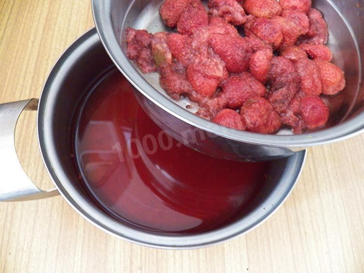 Шаг 30 приготовления Бисквитный торт Кудряшка со сливками клубникой и шоколадом