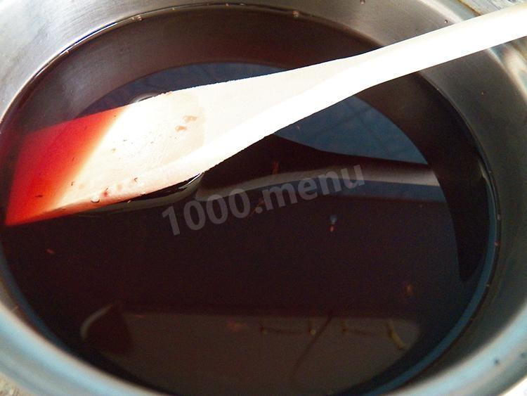 Шаг 31 приготовления Бисквитный торт Кудряшка со сливками клубникой и шоколадом