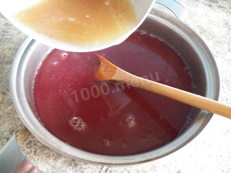 Шаг 33 приготовления Бисквитный торт Кудряшка со сливками клубникой и шоколадом