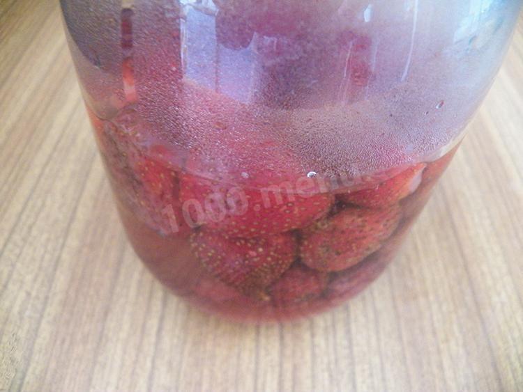 Шаг 4 приготовления Бисквитный торт Кудряшка со сливками клубникой и шоколадом