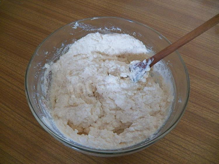 Шаг 7 приготовления Бисквитный торт Кудряшка со сливками клубникой и шоколадом