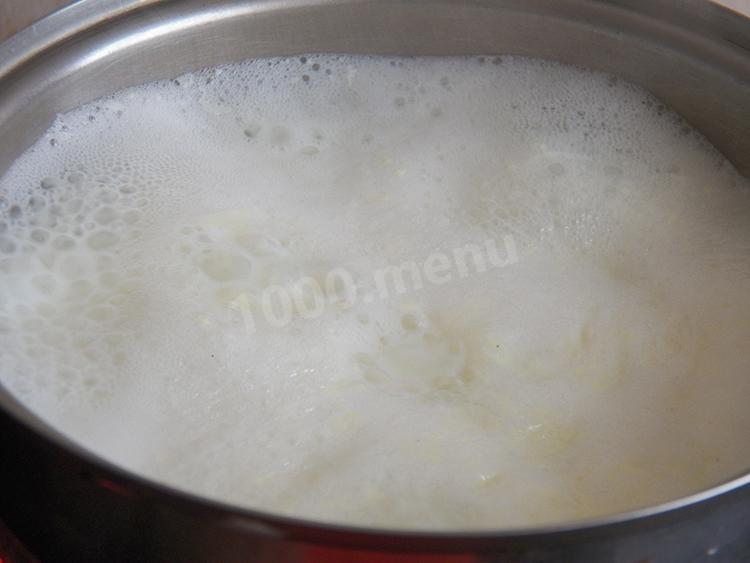 Шаг 8 приготовления Бисквитный торт Кудряшка со сливками клубникой и шоколадом