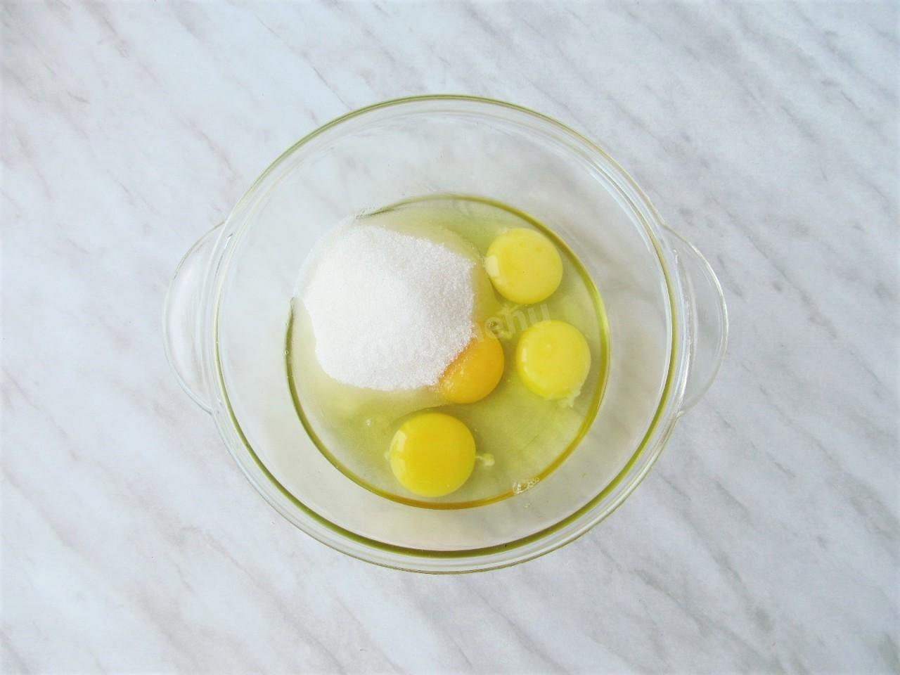 Шаг 3 приготовления Шарлотка шоколадная с грушами