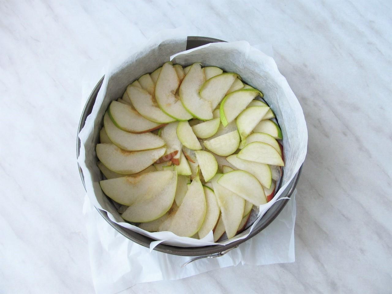 Шаг 8 приготовления Шарлотка шоколадная с грушами