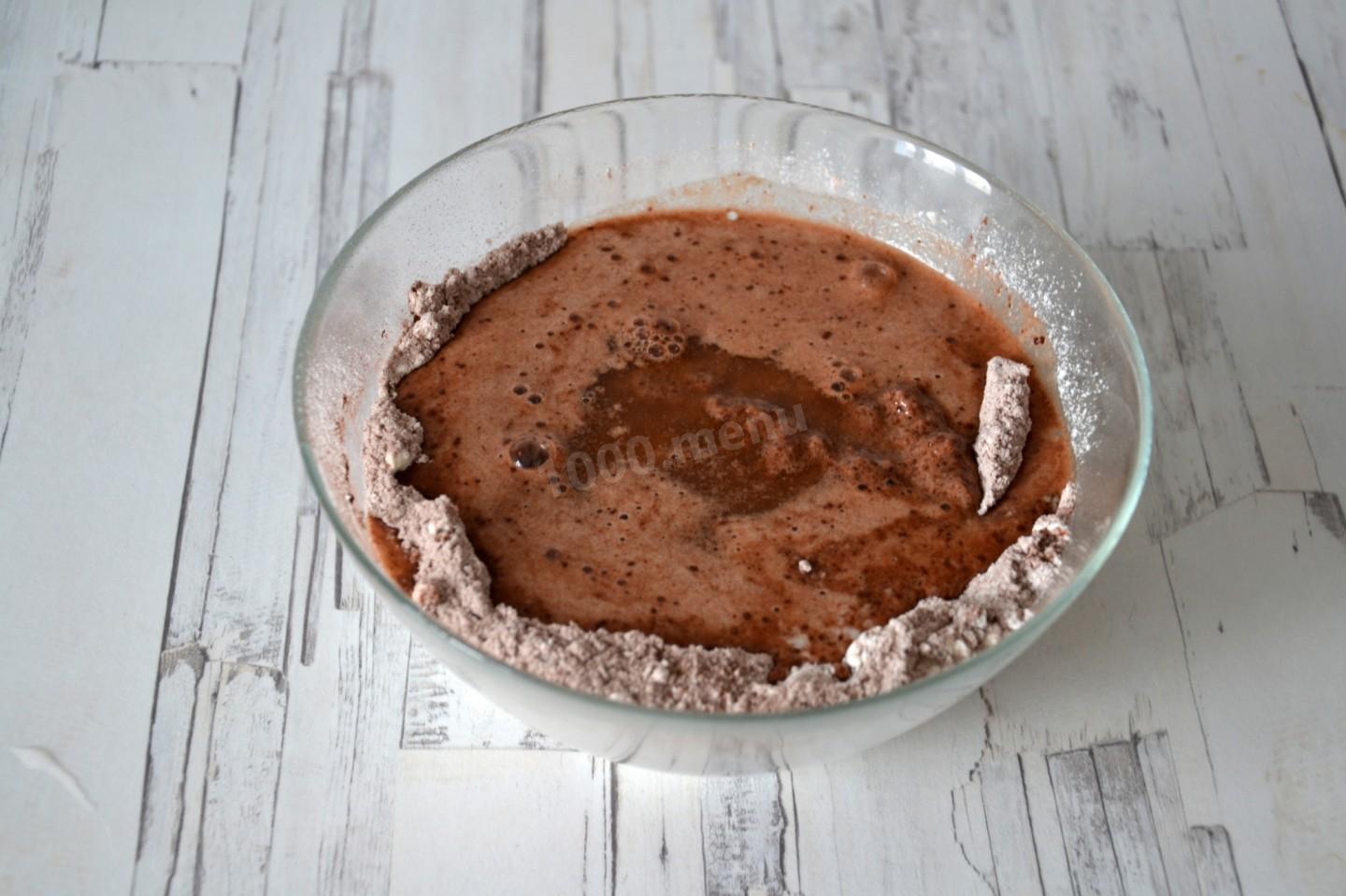 Шаг 5 приготовления Шоколадный кекс с коньяком и черникой