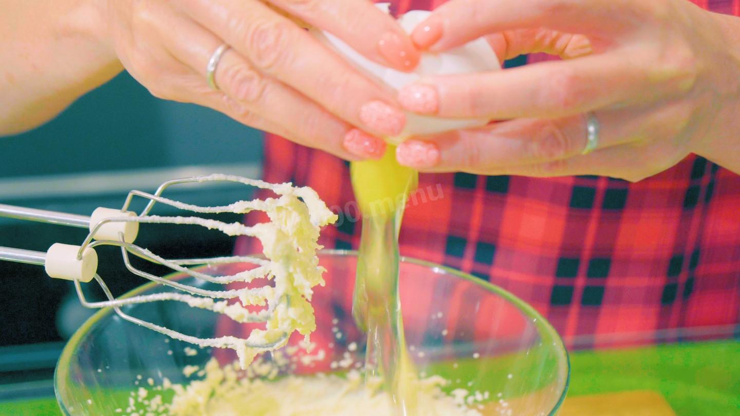 Шаг 2 приготовления Вкусный фруктовый пирог с ванилью и абрикосами к чаю
