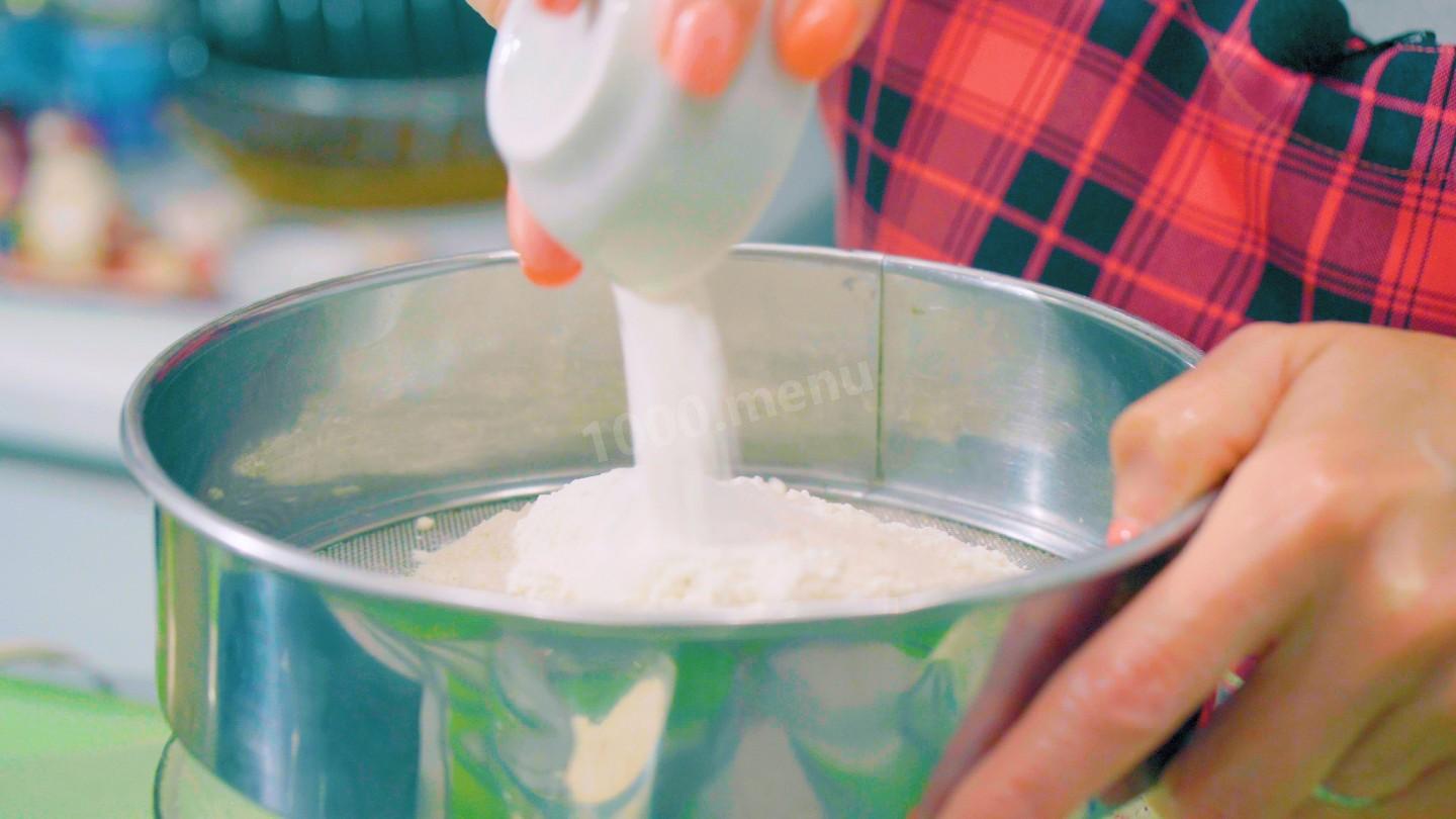 Шаг 3 приготовления Вкусный фруктовый пирог с ванилью и абрикосами к чаю