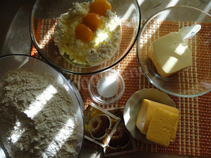 Шаг 1 приготовления Пирог без начинки с сыром и творогом прямо в тесте