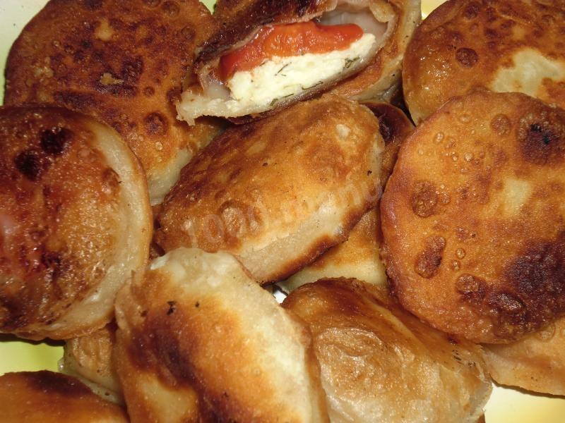 Обложка рецепта пирожки жареные с творогом и томатами без дрожжей