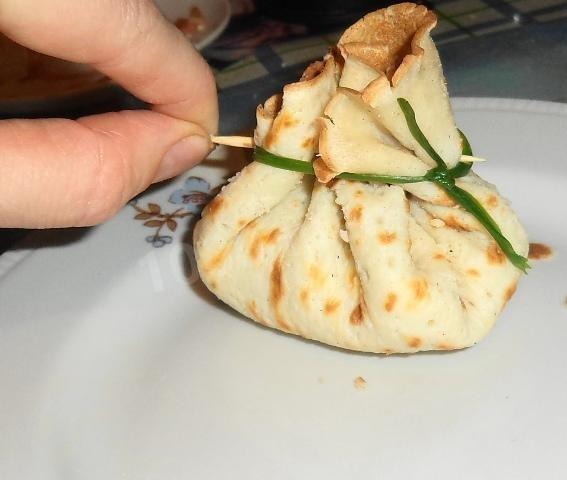 Шаг 7 приготовления Закусочные мешочки из блинов с разными несладкими начинками