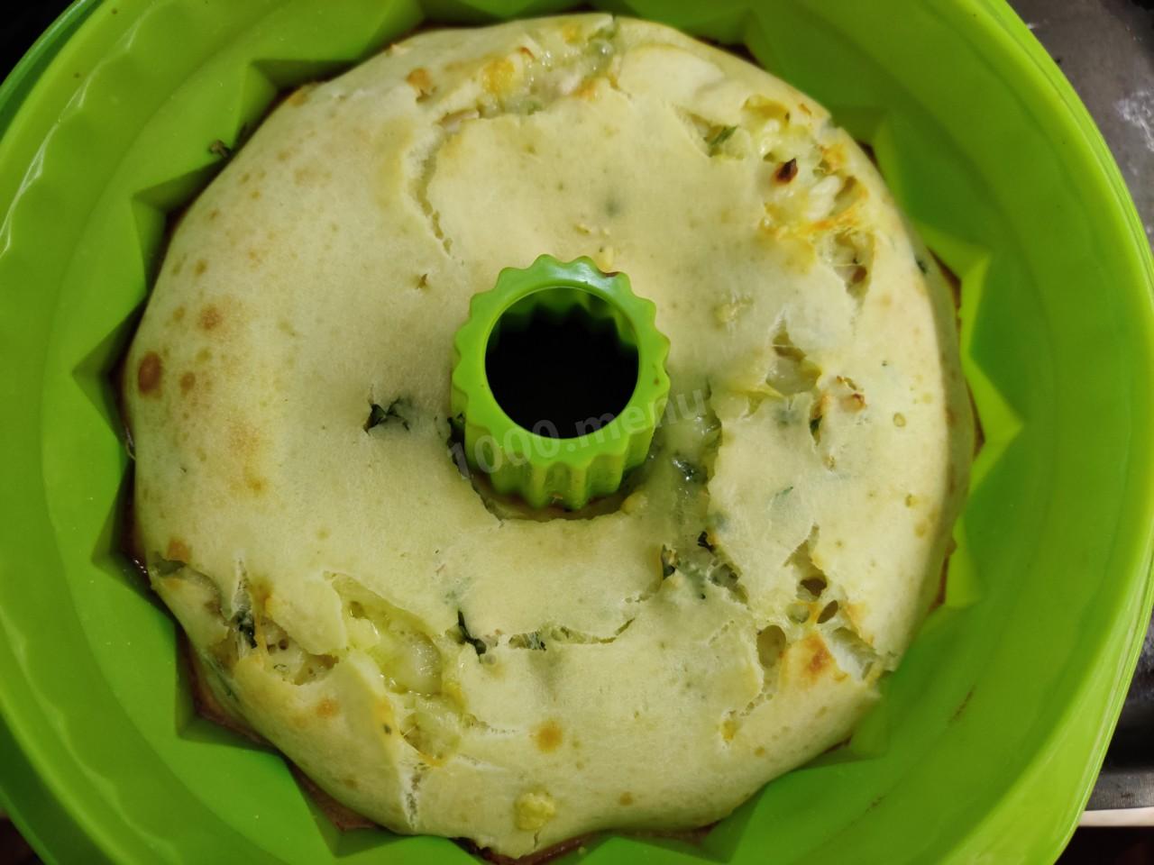 Шаг 10 приготовления Заливной пирог с куриной грудкой и сыром
