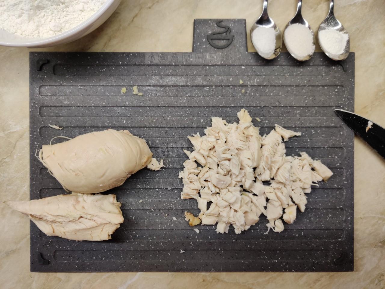 Шаг 3 приготовления Заливной пирог с куриной грудкой и сыром