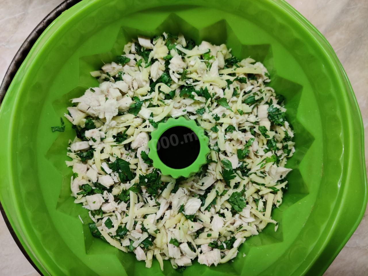 Шаг 8 приготовления Заливной пирог с куриной грудкой и сыром