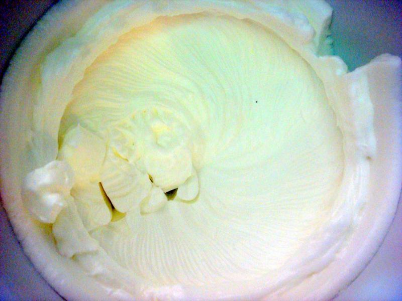 Шаг 4 приготовления Яблочный бисквитный торт со сливочным и сметанным кремом