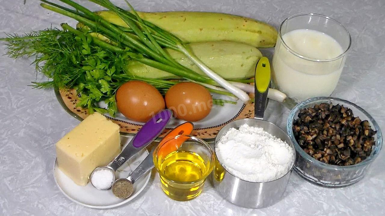 Шаг 1 приготовления Кабачковые чебуреки с начинкой из грибов и сыра