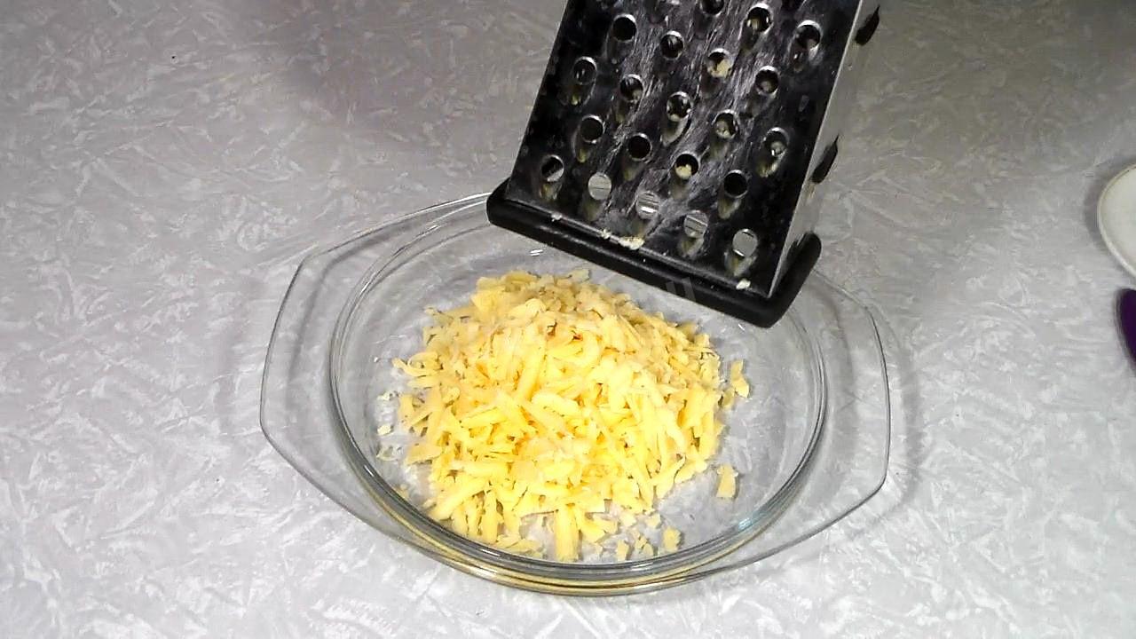 Шаг 2 приготовления Кабачковые чебуреки с начинкой из грибов и сыра