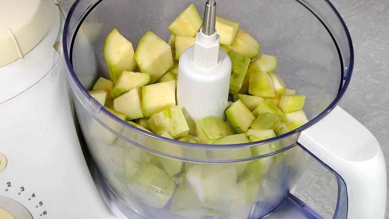 Шаг 5 приготовления Кабачковые чебуреки с начинкой из грибов и сыра
