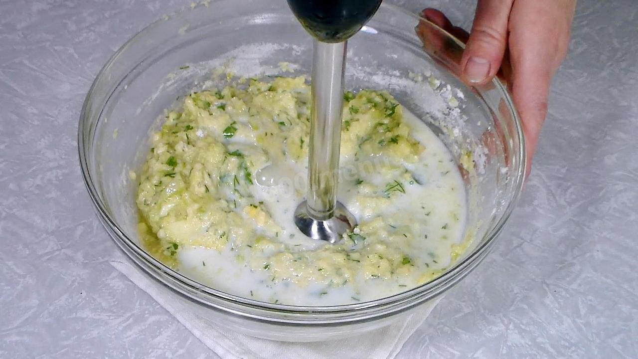 Шаг 7 приготовления Кабачковые чебуреки с начинкой из грибов и сыра