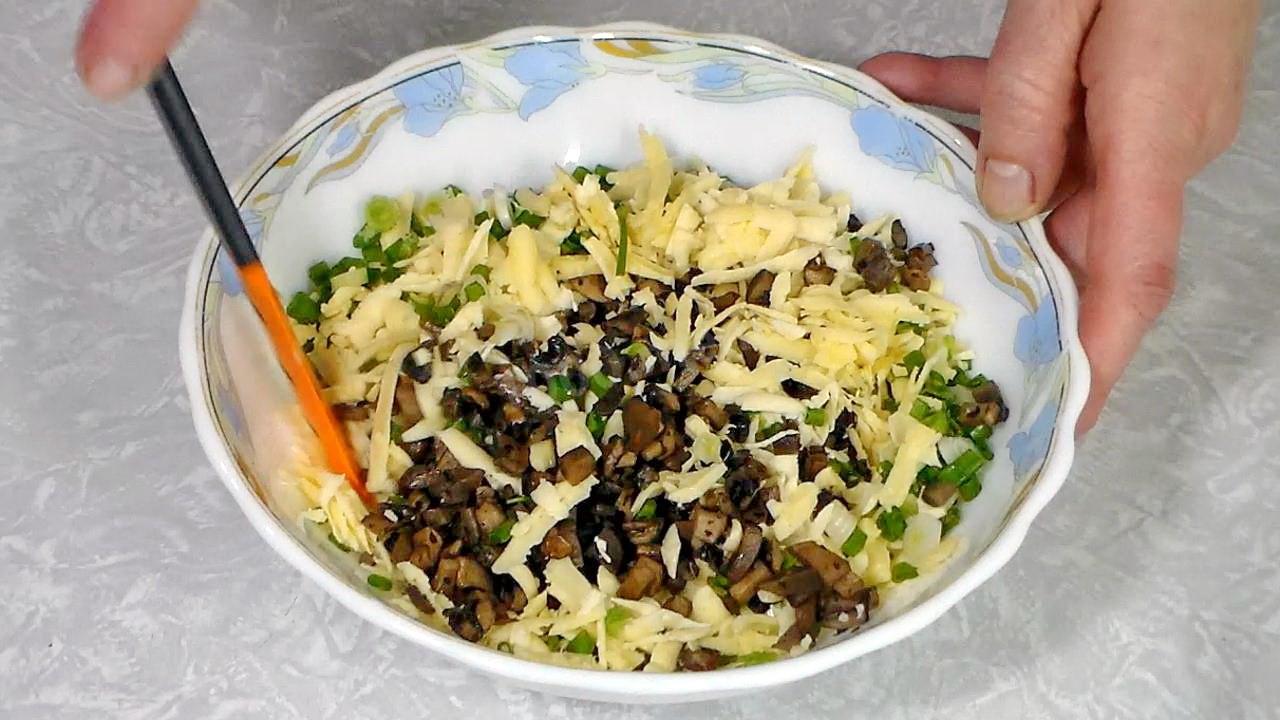 Шаг 9 приготовления Кабачковые чебуреки с начинкой из грибов и сыра