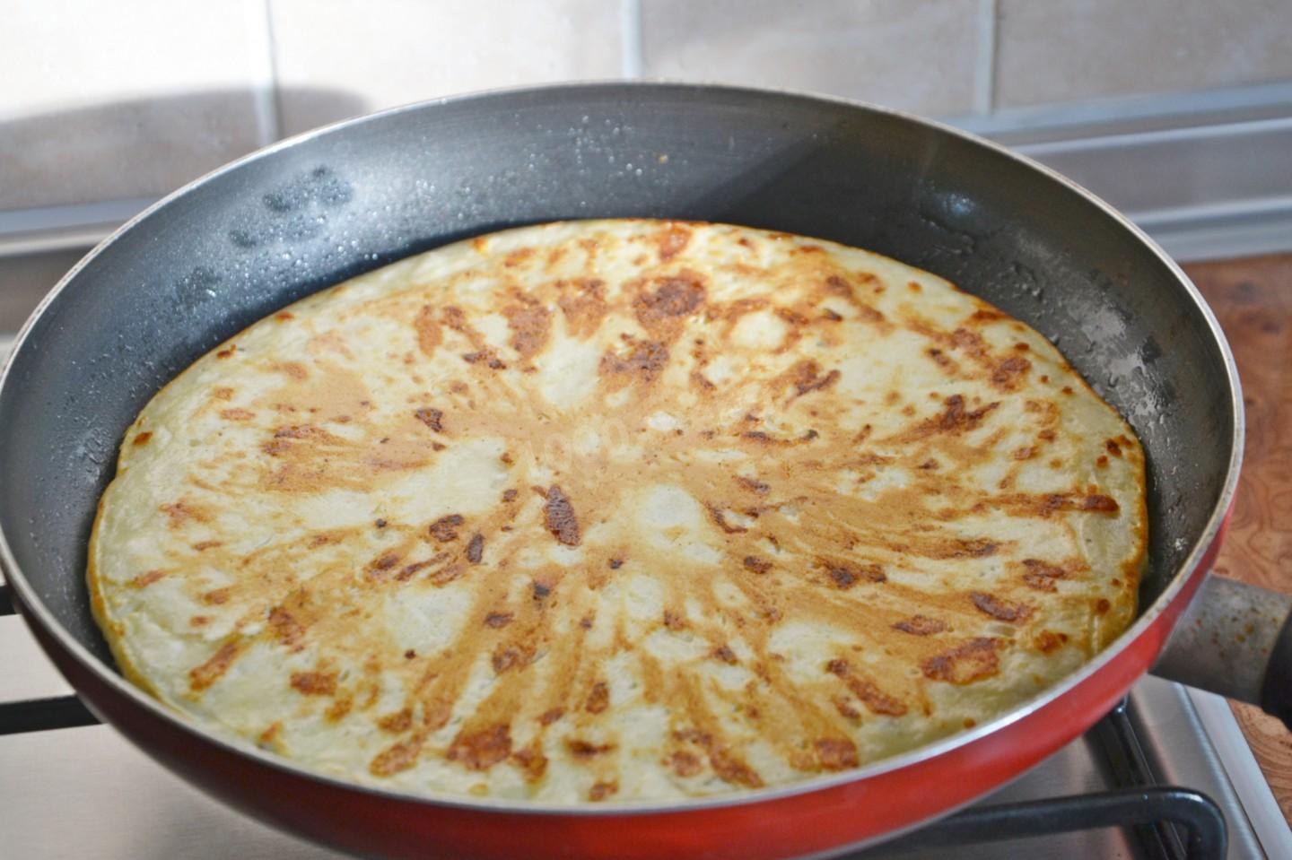 Шаг 9 приготовления Хачапури на рисовой муке на сковороде