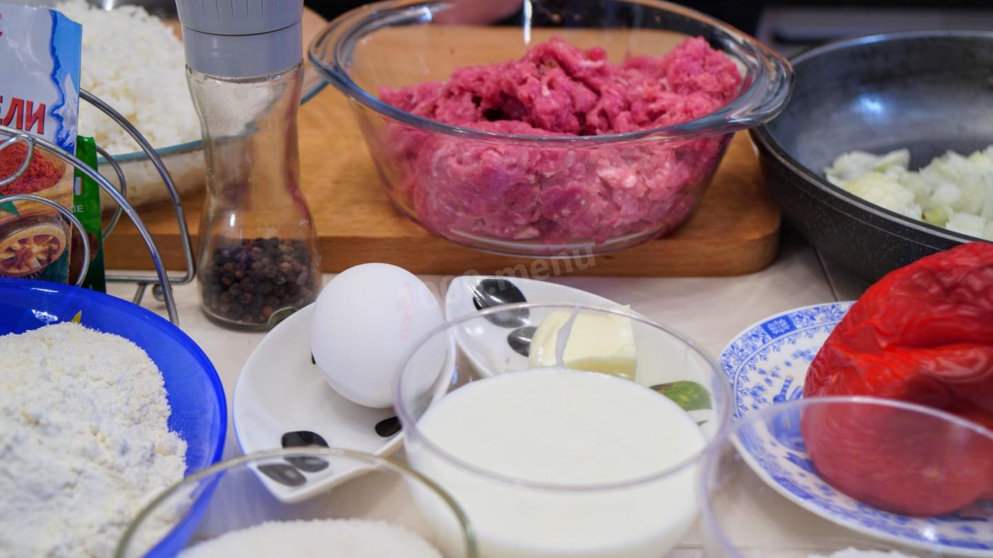 Шаг 1 приготовления Мясной пирог с рисом луком и болгарским перцем