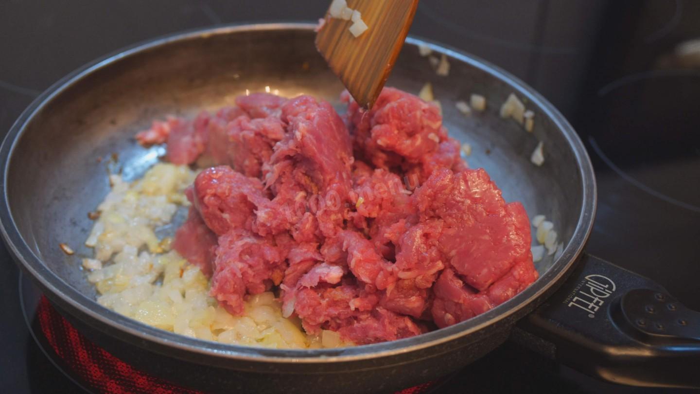Шаг 3 приготовления Мясной пирог с рисом луком и болгарским перцем