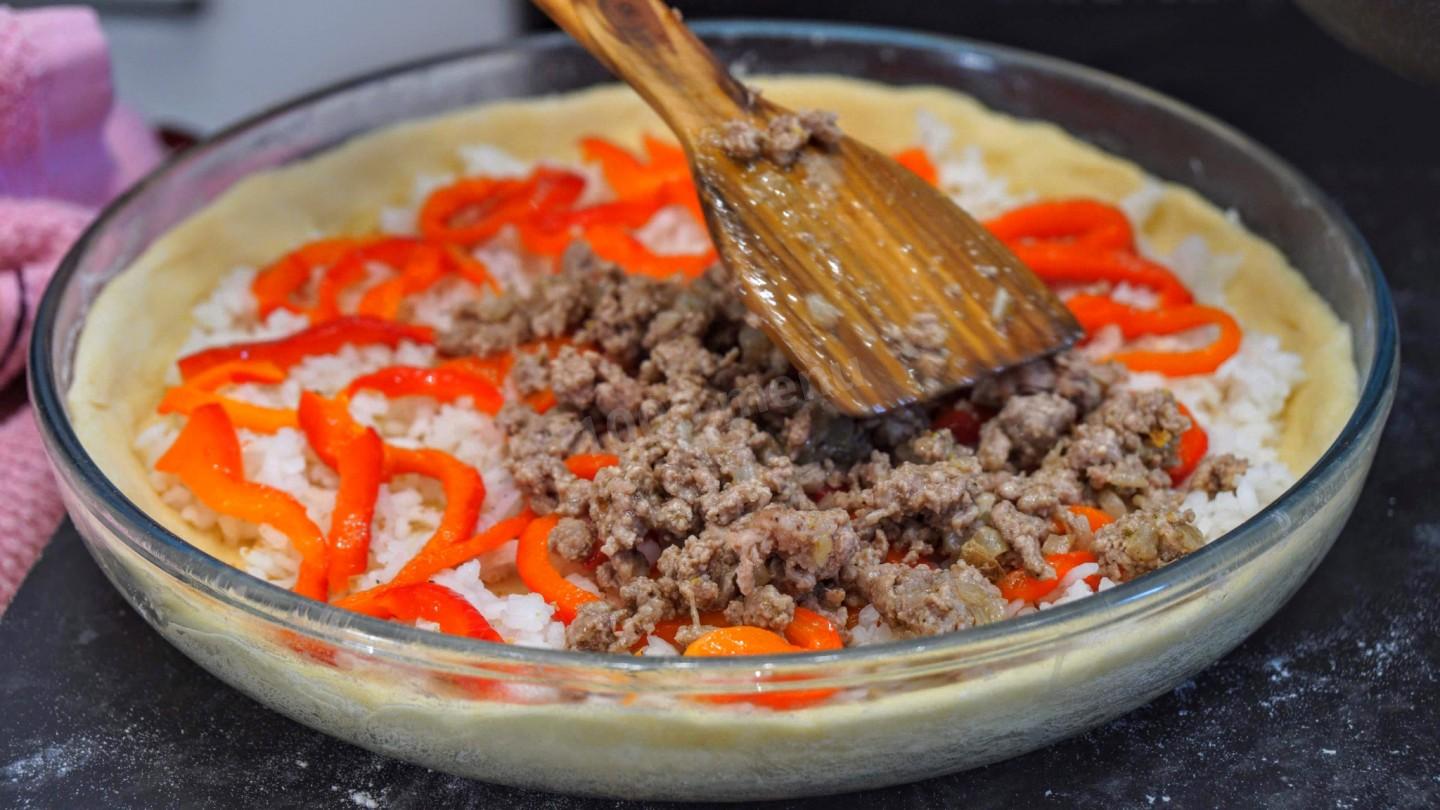 Шаг 7 приготовления Мясной пирог с рисом луком и болгарским перцем