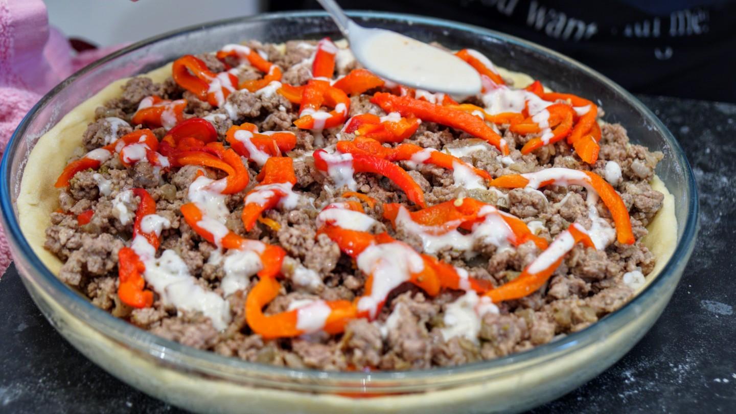 Шаг 8 приготовления Мясной пирог с рисом луком и болгарским перцем