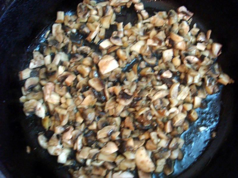 Шаг 1 приготовления Пирог с куриным филе, шампиньонами и сыром