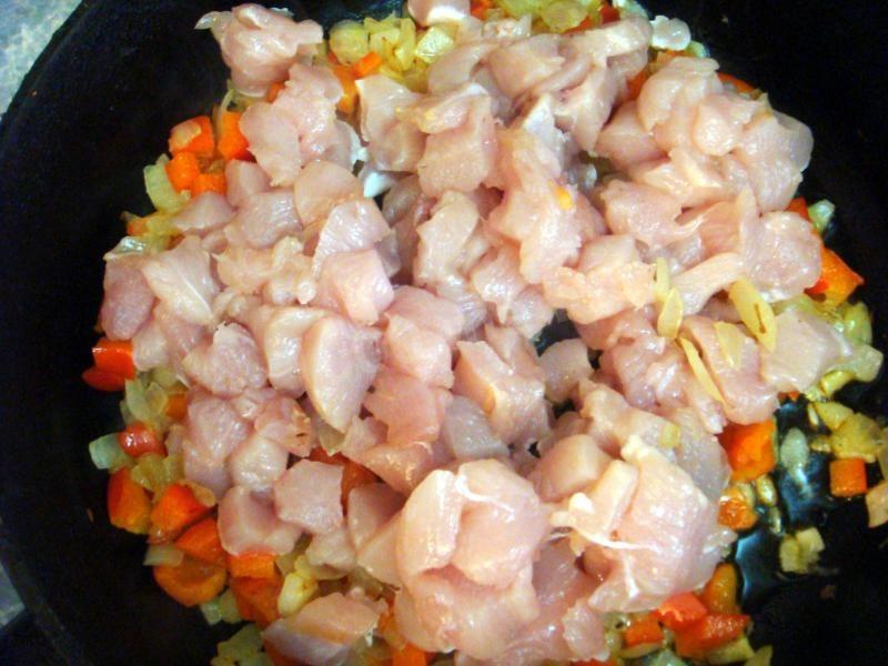 Шаг 4 приготовления Пирог с куриным филе, шампиньонами и сыром