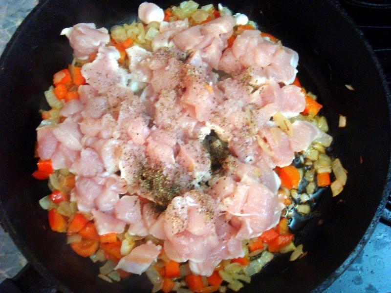 Шаг 5 приготовления Пирог с куриным филе, шампиньонами и сыром