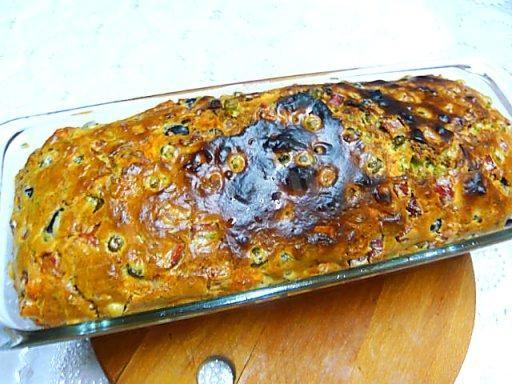 Шаг 7 приготовления Мясной кекс с ветчиной, бобовыми, сыром и зеленью
