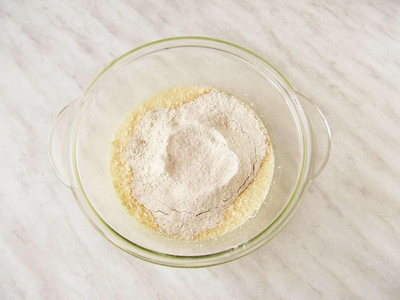 Шаг 7 приготовления Кофейный кекс с корицей и орехами
