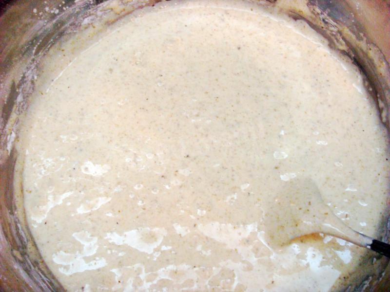 Шаг 15 приготовления Бисквит с ореховой начинкой и вареной сгущенкой