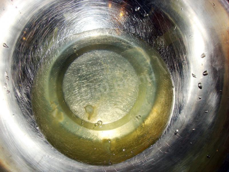 Шаг 17 приготовления Бисквит с ореховой начинкой и вареной сгущенкой