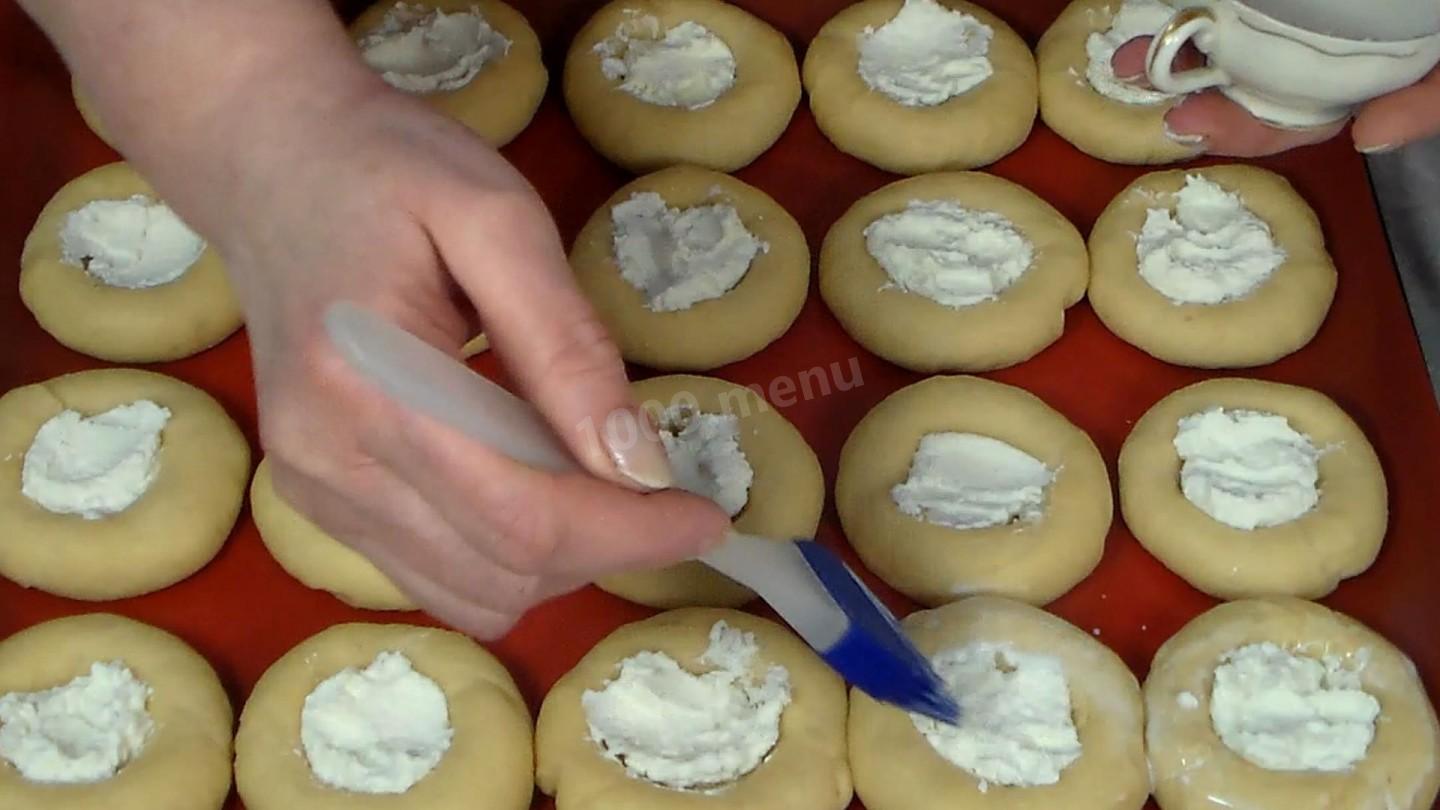 Шаг 10 приготовления Ватрушки с творогом и джемом