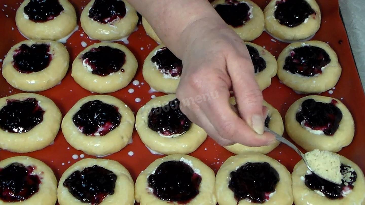 Шаг 11 приготовления Ватрушки с творогом и джемом