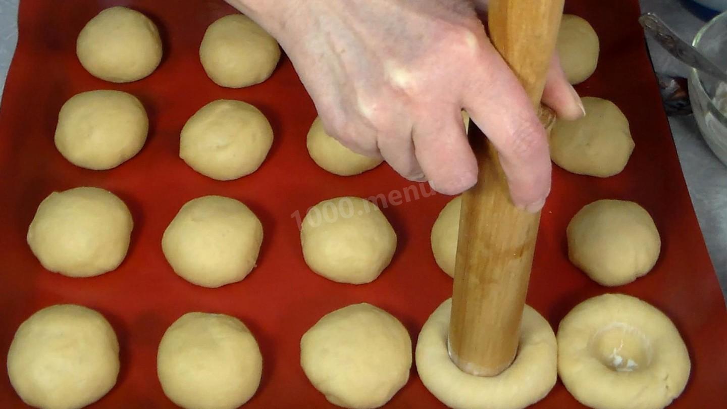 Шаг 9 приготовления Ватрушки с творогом и джемом