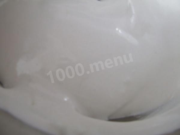 Шаг 2 приготовления Меренги со сгущенкой и киви