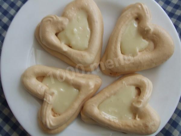 Шаг 4 приготовления Меренги со сгущенкой и киви