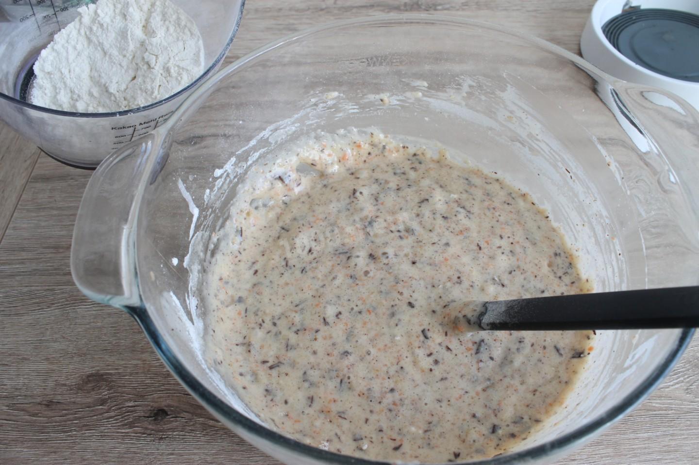 Шаг 6 приготовления Банановый кекс с шоколадом орехами яблоками