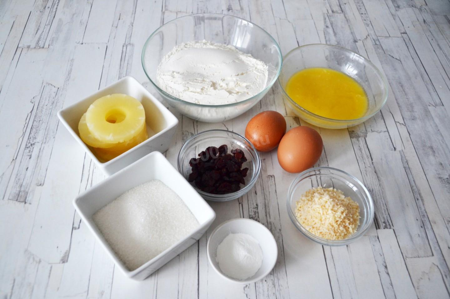 Шаг 1 приготовления Кокосовый кекс с ананасом и вяленой клюквой