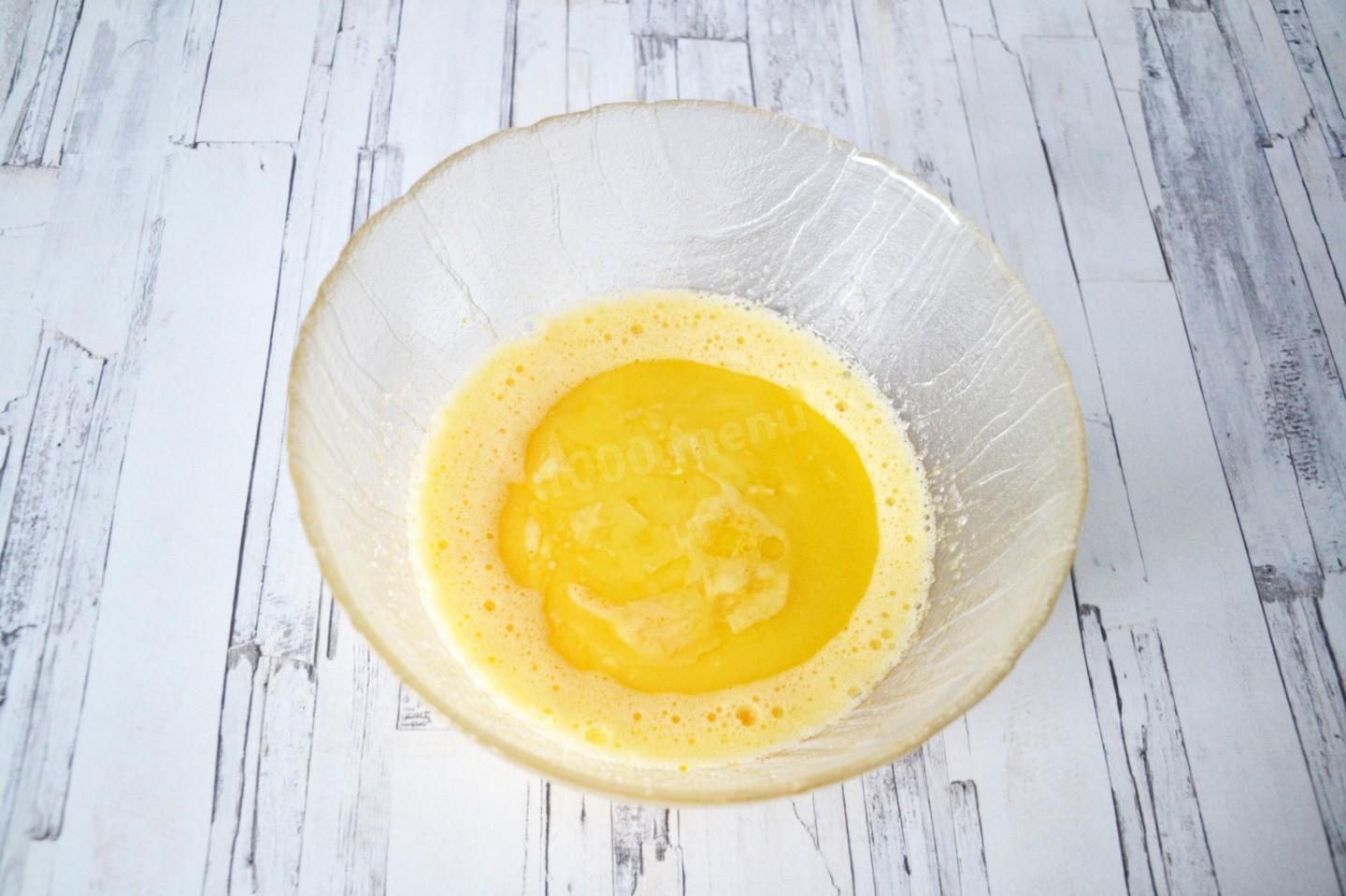 Шаг 3 приготовления Кокосовый кекс с ананасом и вяленой клюквой