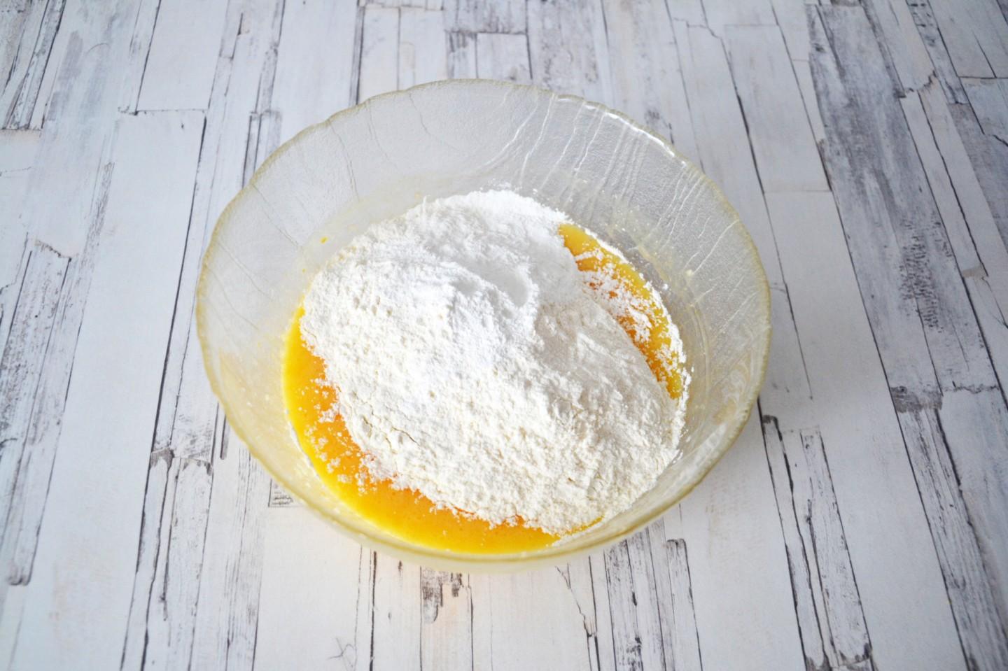 Шаг 5 приготовления Кокосовый кекс с ананасом и вяленой клюквой