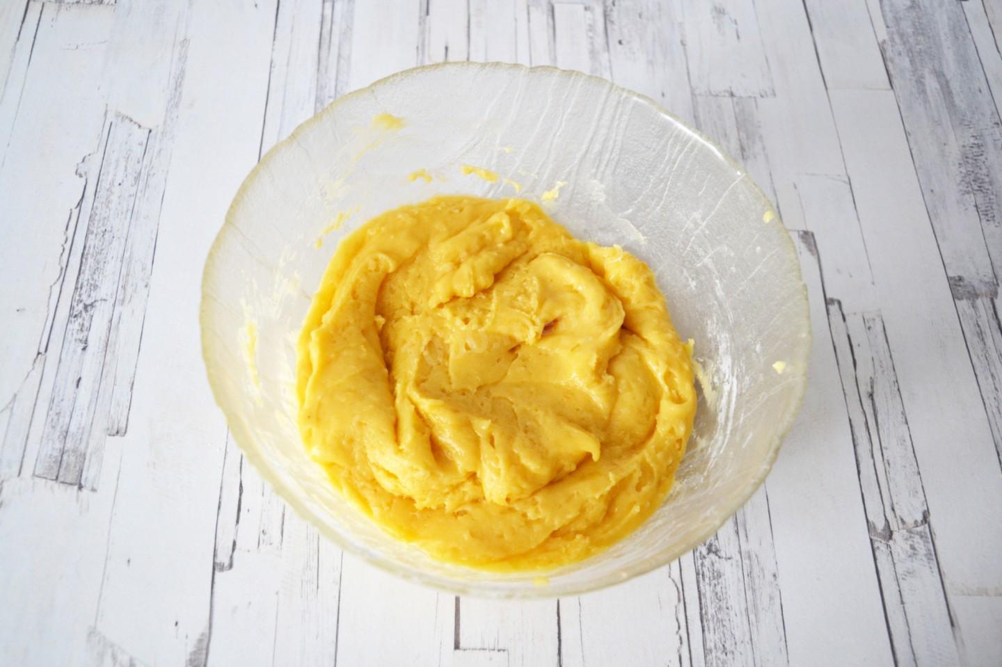 Шаг 6 приготовления Кокосовый кекс с ананасом и вяленой клюквой