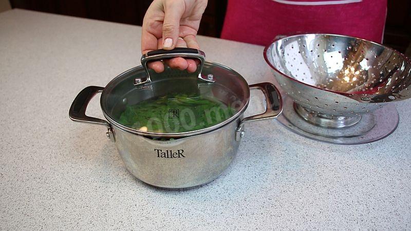 Шаг 1 приготовления Зеленый блинный торт без красителей